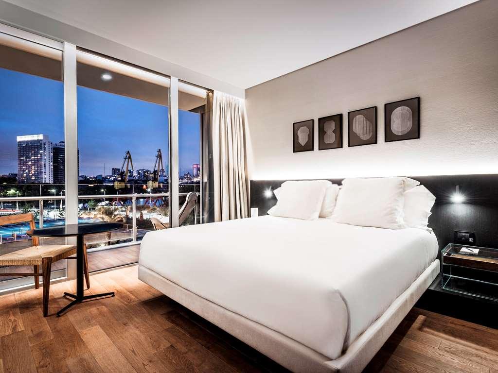 Sls Buenos Aires Puerto Madero Hotel Ruang foto A bedroom at the London Edition