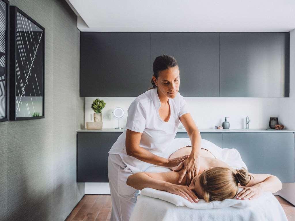 Sls Buenos Aires Puerto Madero Hotel Fasilitas foto A massage therapist treating a patient
