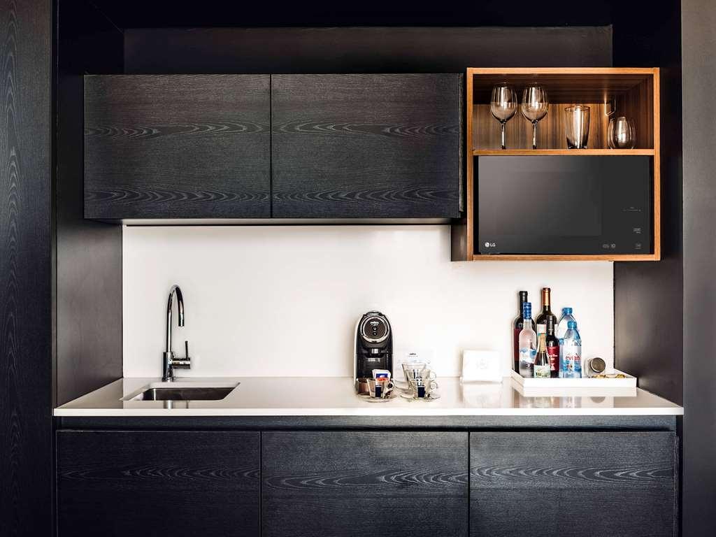 Sls Buenos Aires Puerto Madero Hotel Ruang foto A wet bar in a hotel room
